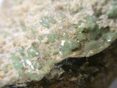 画像1: タンザニア産母岩付ツァボライトＣ (1)