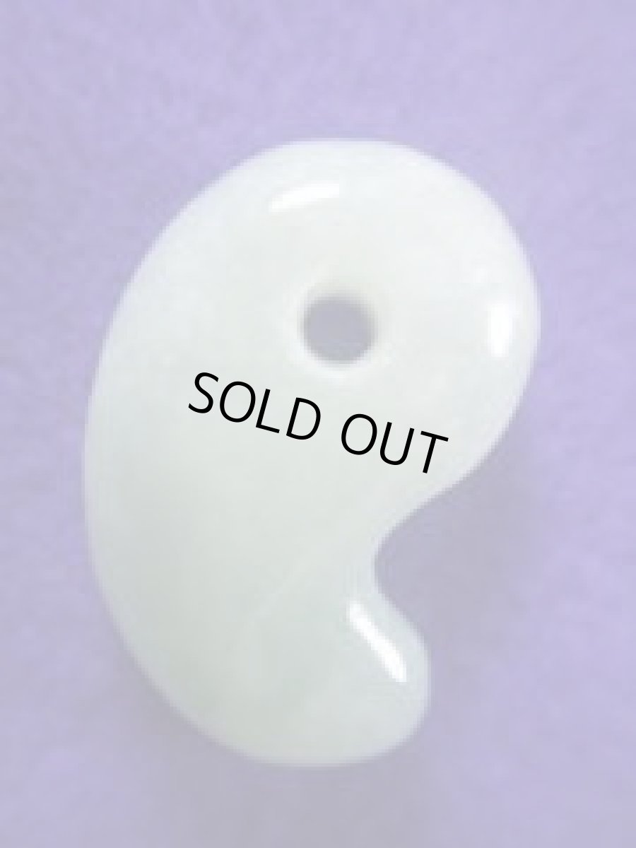 画像2: ミャンマー産ひすいプチ勾玉Ｄ (2)