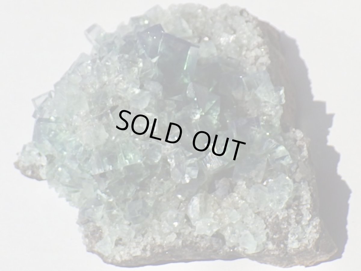 画像5: 強蛍光性蛍石母岩付クラスターＡ (5)