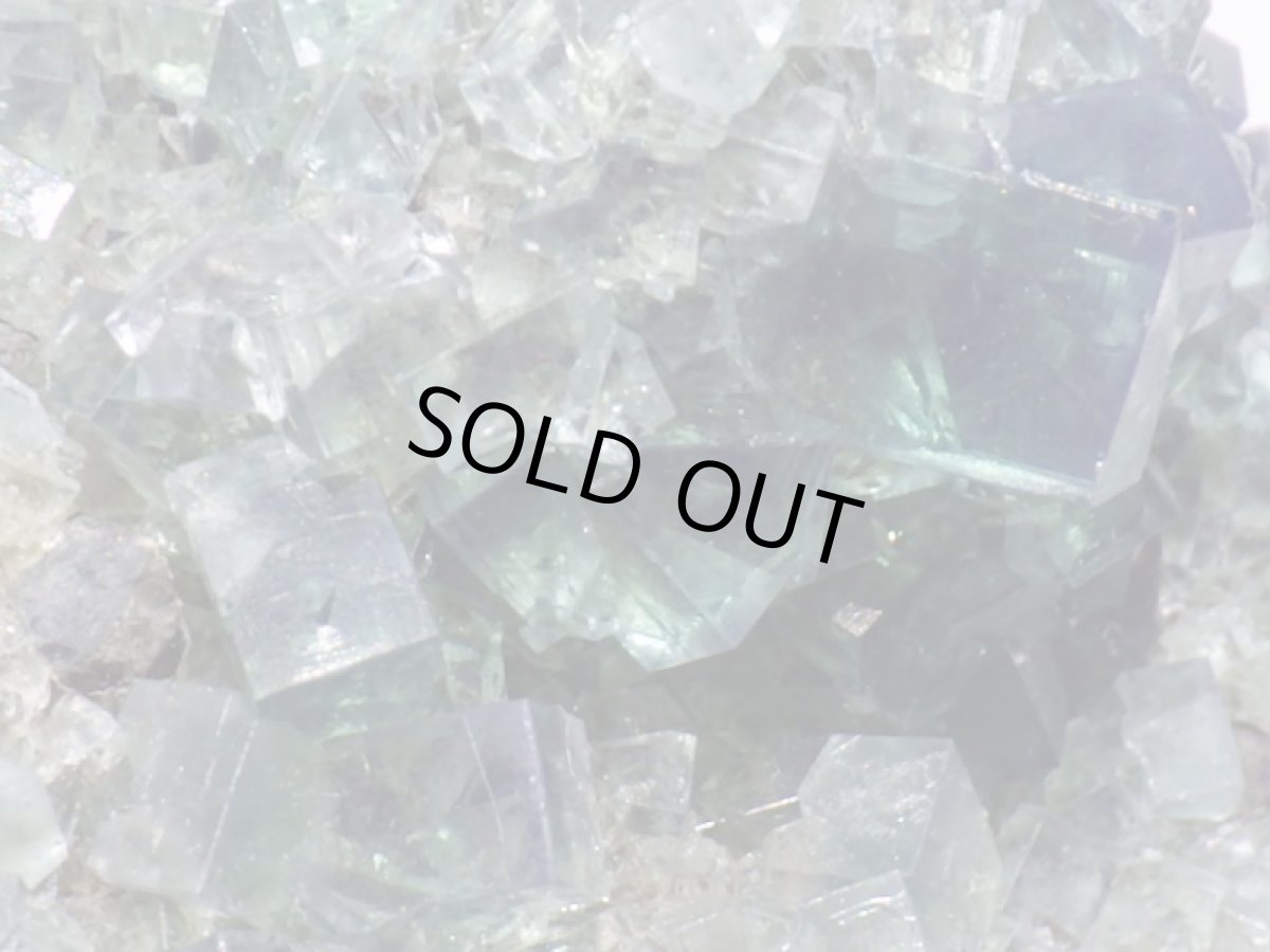 画像4: 強蛍光性蛍石母岩付クラスターＡ (4)