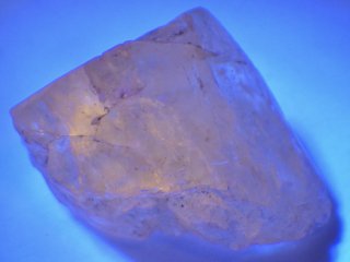 鉱物標本 スキャポライト 柱石 アフガニスタン産 母岩付き 蛍光 特大