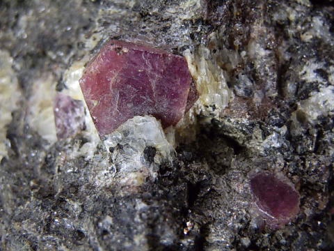 マダガスカル産母岩付ルビーＢ - セルフクリエイション