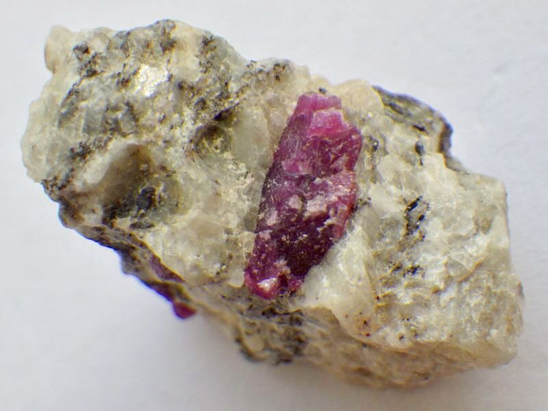 画像1: カレリア産母岩付ルビーＢ (1)